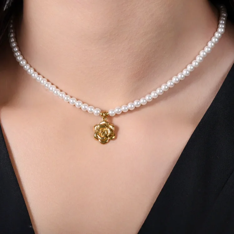 WOMEN'S NECKLACE WITH WHITE PEARLS AND A GOLD-PLATED STEEL ROSE 